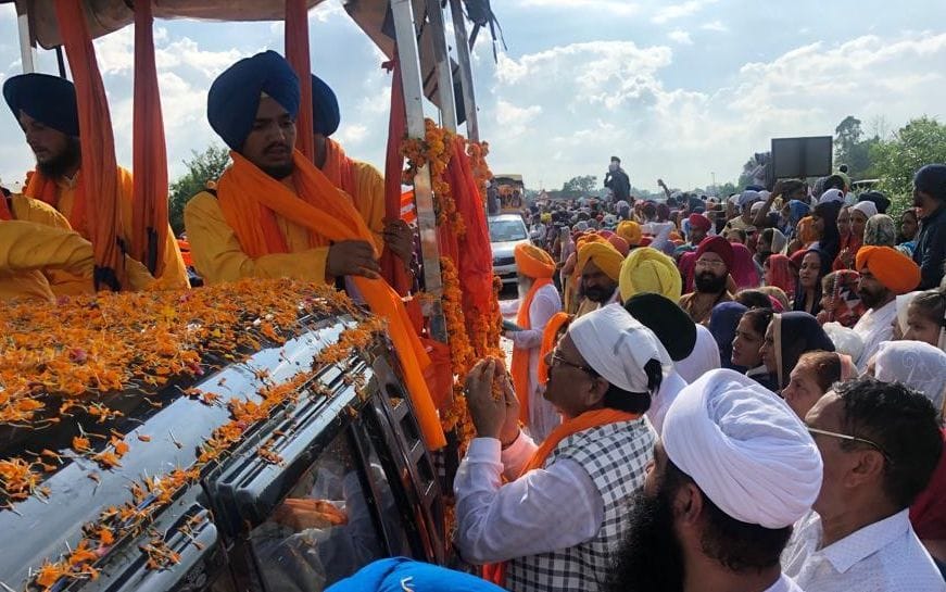 बाजपुर नगर कीर्तन में मत्था टेकते सांसद अजय भट्ट। बाजपुर नगर कीर्तन में मत्था टेकते सांसद अजय भट्ट।