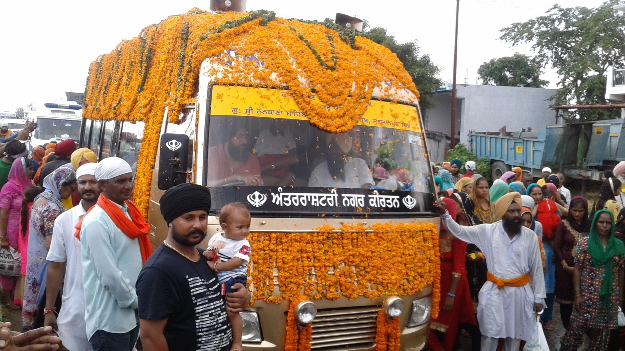 बाजपुर में नगर कीर्तन का स्वागत करती संगत। बाजपुर में नगर कीर्तन का स्वागत करती संगत।