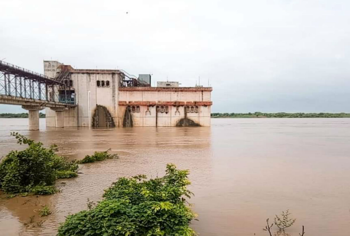 उफान पर बह रही चंबल नदी