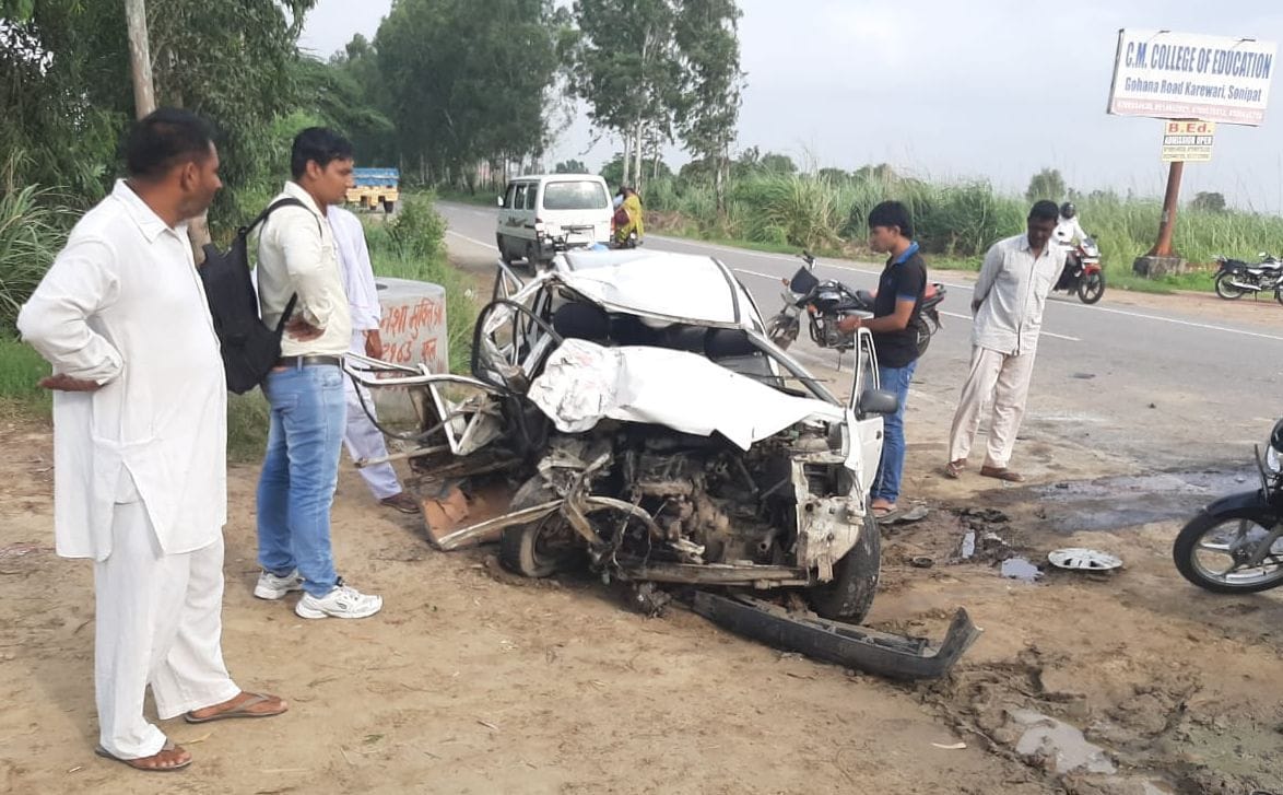 गांव करेवड़ी मोड़ के पास हुए हादसे में क्षतिग्रस्त कार। गांव करेवड़ी मोड़ के पास हुए हादसे में क्षतिग्रस्त कार।