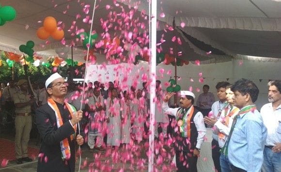 कलेक्ट्रेट परिसर में झंडारोहण करते डीएम। 