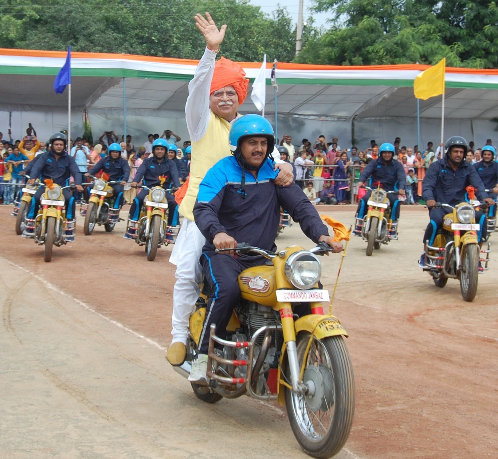 पुलिस लाइन में आयोजित राज्य स्तरीय स्वतंत्रता दिवस समारोह में डेयर डेविल राइडिंग टीम के साथ बाइ? पुलिस लाइन में आयोजित राज्य स्तरीय स्वतंत्रता दिवस समारोह में डेयर डेविल राइडिंग टीम के साथ बाइ?