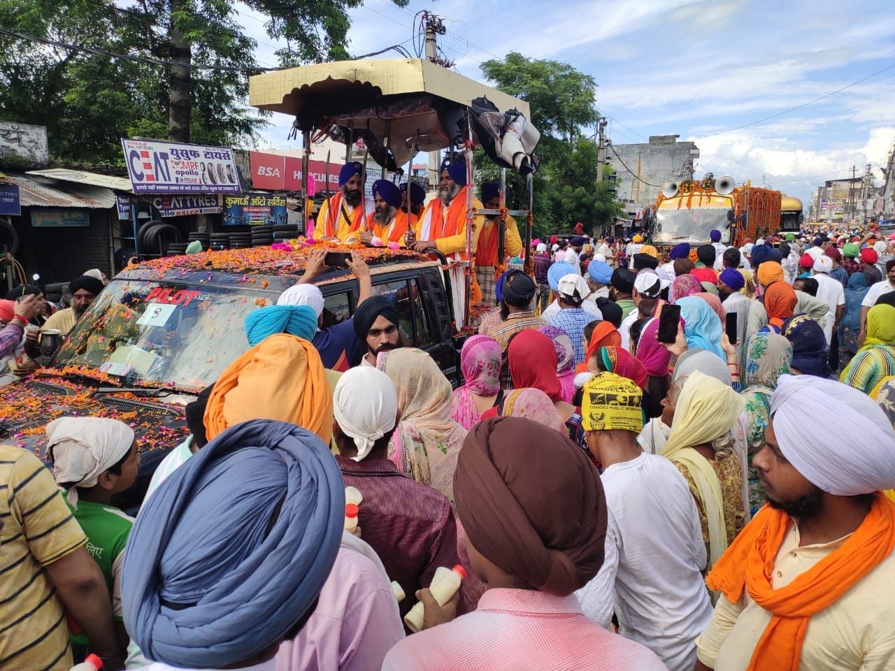 17केटीएम06पी-खटीमा में ननकाना साहिब पाकिस्तान से पहुंचे नगर कीर्तन का स्वागत करती संगत। 17केटीएम06पी-खटीमा में ननकाना साहिब पाकिस्तान से पहुंचे नगर कीर्तन का स्वागत करती संगत।