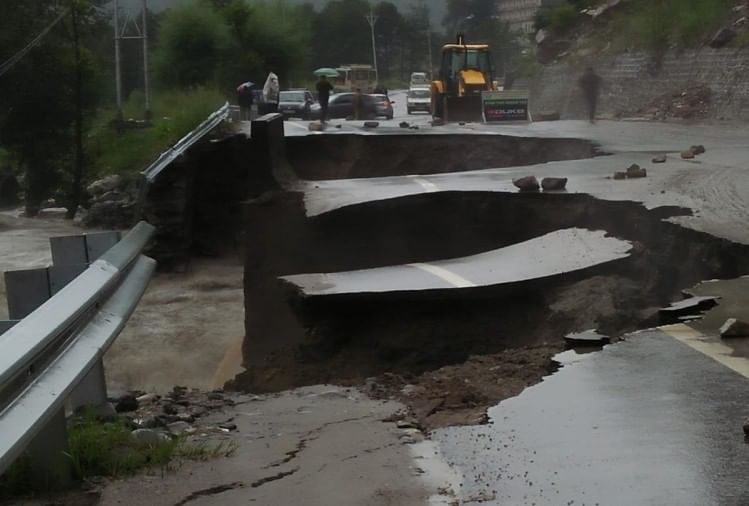 बारिश में बहा हाईवे