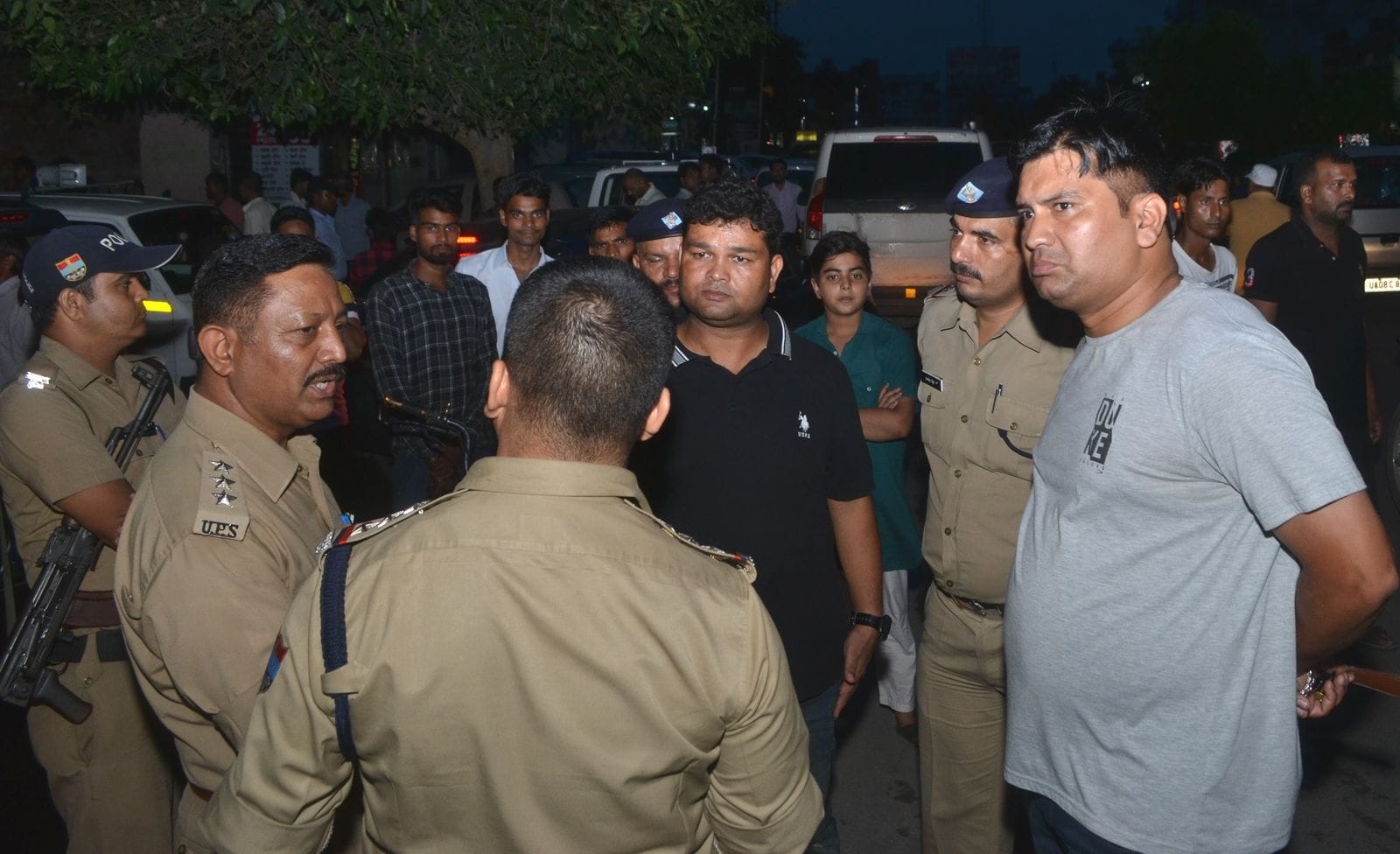 रुड़की स्थित आजाद नगर के पास उपकारागार में तैनात सिपाही को गोली मारने के बाद मौके पर जांच पड़ताल ? रुड़की स्थित आजाद नगर के पास उपकारागार में तैनात सिपाही को गोली मारने के बाद मौके पर जांच पड़ताल ?