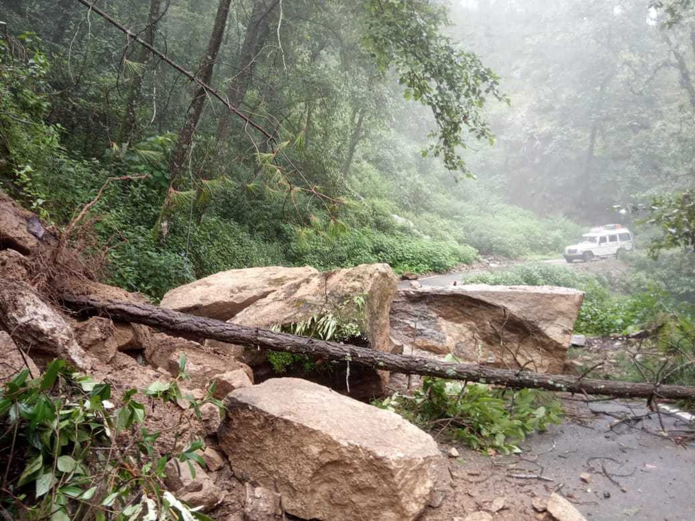 बोल्डर गिरने से दुर्गानगर के पास बंद रीठा साहिब-धूनाघाट मोटर मार्ग। बोल्डर गिरने से दुर्गानगर के पास बंद रीठा साहिब-धूनाघाट मोटर मार्ग।