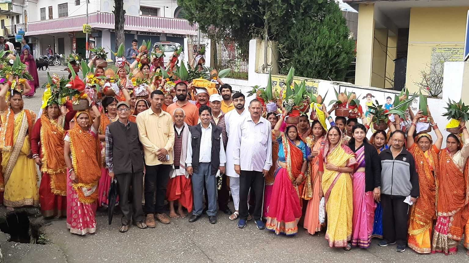 लोहाघाट के प्रसिद्घ ऋषेश्वर मंदिर में शुरू हुई श्रीमद भागवत कथा के दौरान निकली कलश यात्रा में शा लोहाघाट के प्रसिद्घ ऋषेश्वर मंदिर में शुरू हुई श्रीमद भागवत कथा के दौरान निकली कलश यात्रा में शा