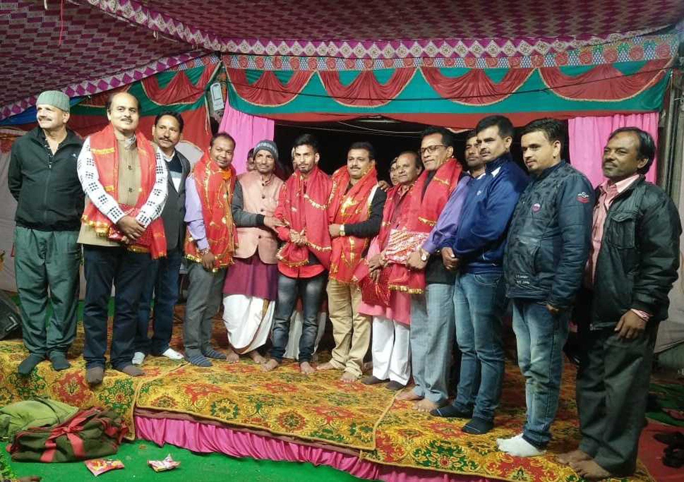 देवीधुरा में कवि सम्मेलन के दौरान मौजूद कवि।