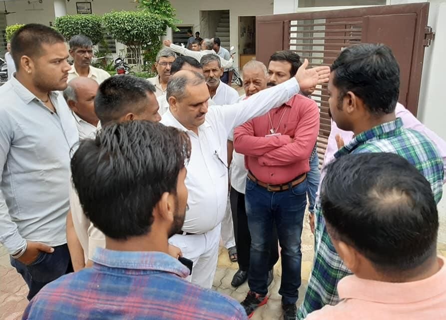 13-कैथल। पूंडरी में विधायक के निवास स्थान पर समर्थको से बात करते हुए हैदराबाद पुलिस। 13-कैथल। पूंडरी में विधायक के निवास स्थान पर समर्थको से बात करते हुए हैदराबाद पुलिस।