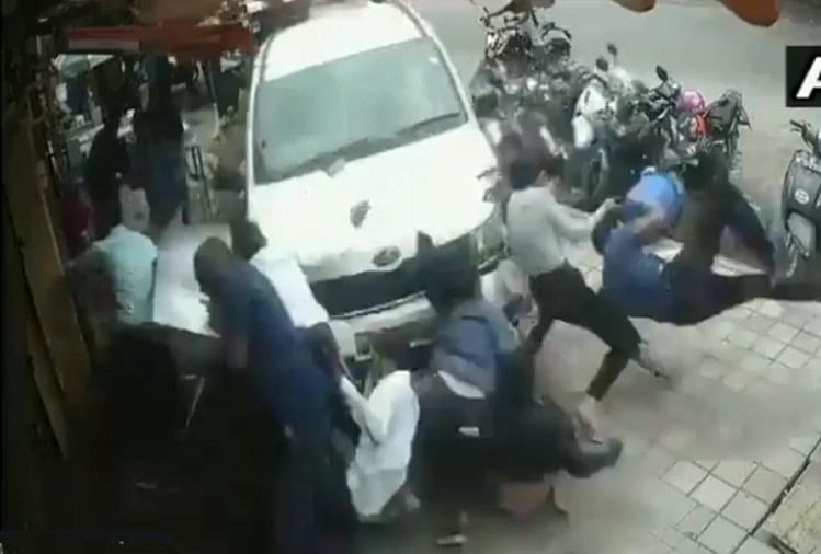 Video: जब शराबी ने फुटपाथ पर चढ़ाई कार, बाइक-स्कूटी रौंदते हुए कई लोगों को कुचला बंगलूरू में कार हादसा