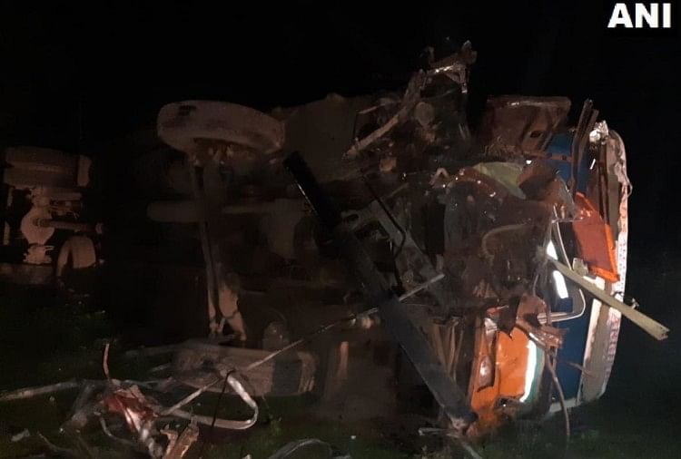महाराष्ट्र: बस और ट्रक की भिड़ंत में 15 की मौत, 35 घायल धुले में बस और ट्रक की भिड़ंत हुई