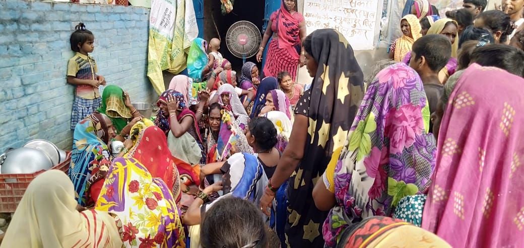 कोहडौर थाना क्षेत्र के अतरसंड में तालाब में डूबने से युवक की मौत के बाद बिलखते परिजन।