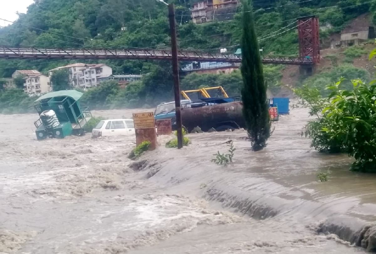 बाढ़ में बहती गाड़ियां