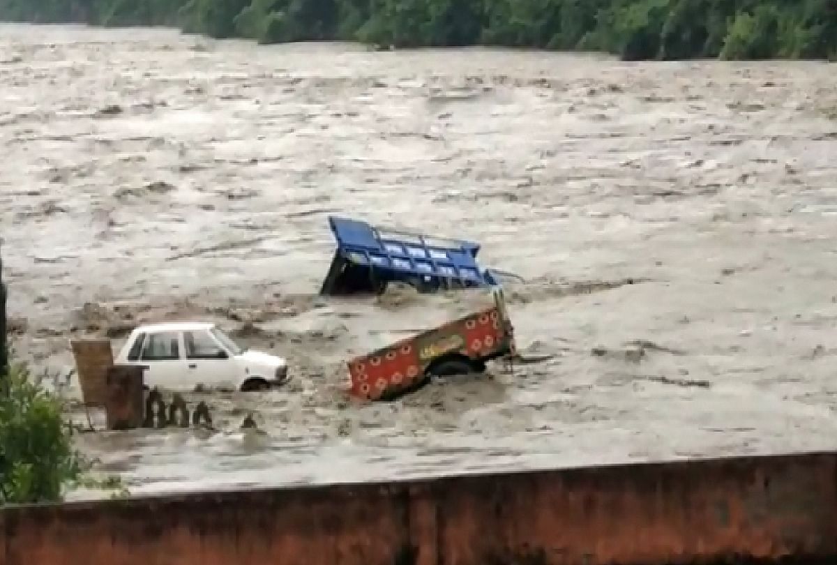 बारिश में बहती गाड़ियां