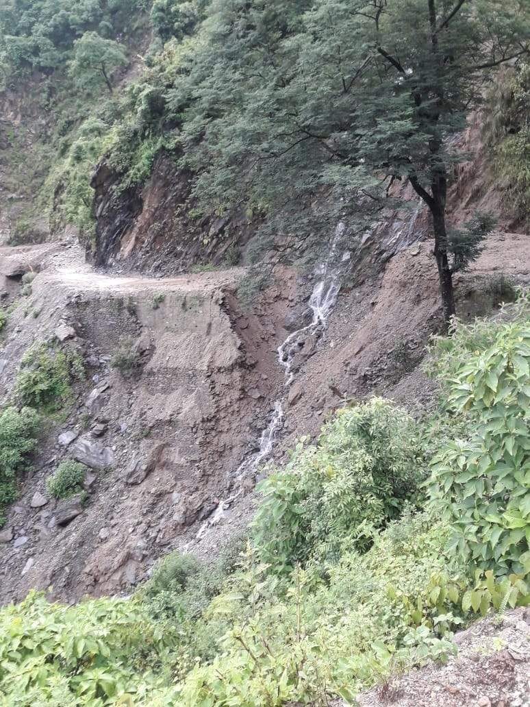 चंपावत जिले की अमोड़ी-चांदपुर सड़क में भूस्खलन से पैदल चलना हुआ मुश्किल। चंपावत जिले की अमोड़ी-चांदपुर सड़क में भूस्खलन से पैदल चलना हुआ मुश्किल।