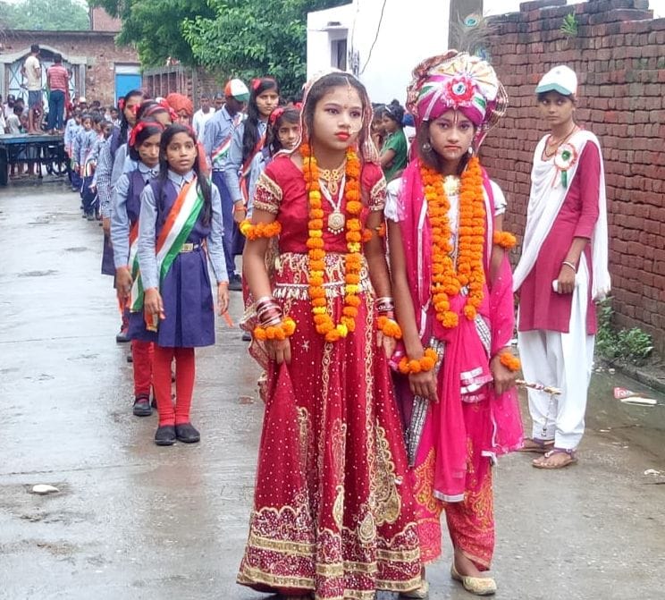 शहीद गांव भामौरी मे  प्रभात फेरी निकालते बच्चे