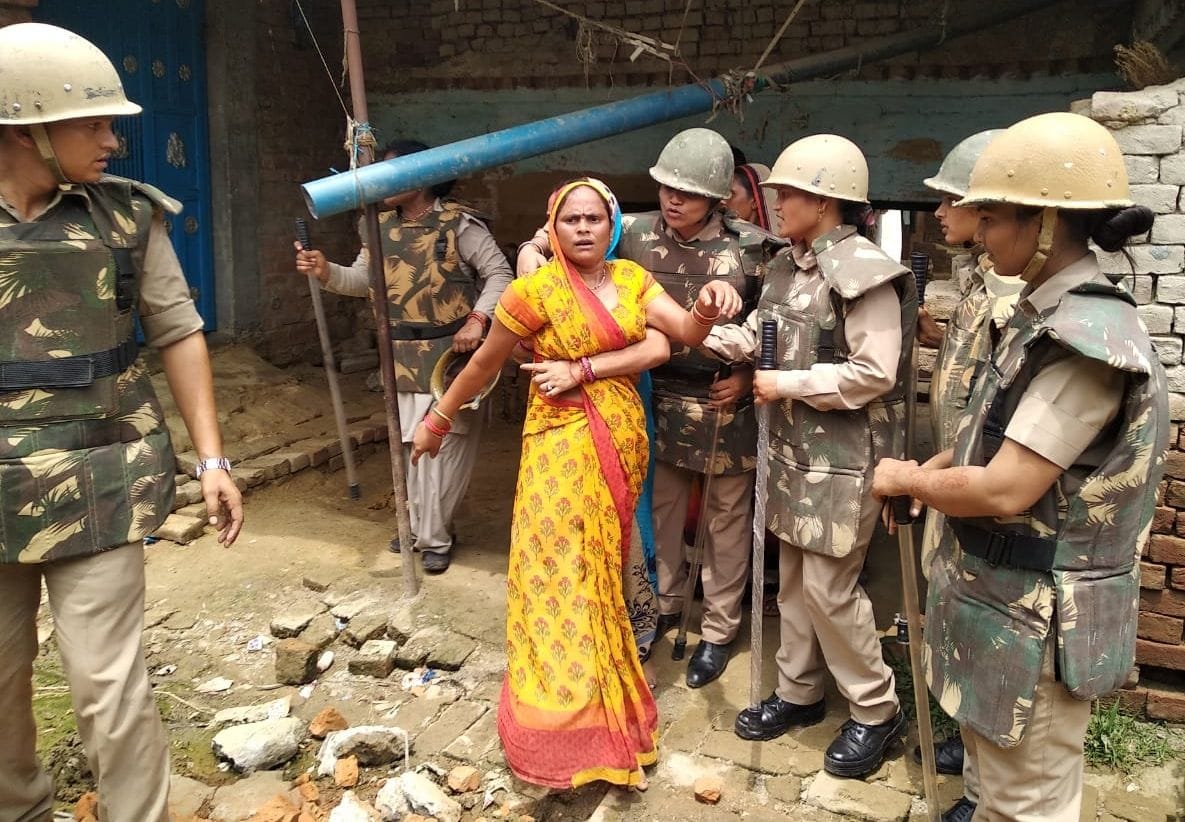 Conflict between women and police, four police personnel injured in stone pelting Conflict between women and police, four police personnel injured in stone pelting