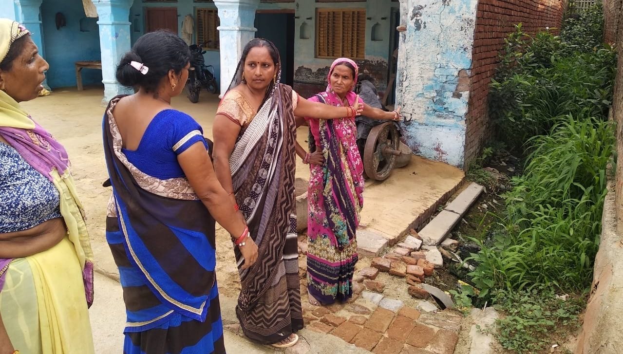 Conflict between women and police, four police personnel injured in stone pelting Conflict between women and police, four police personnel injured in stone pelting