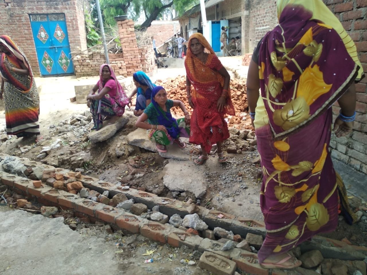 Conflict between women and police, four police personnel injured in stone pelting Conflict between women and police, four police personnel injured in stone pelting