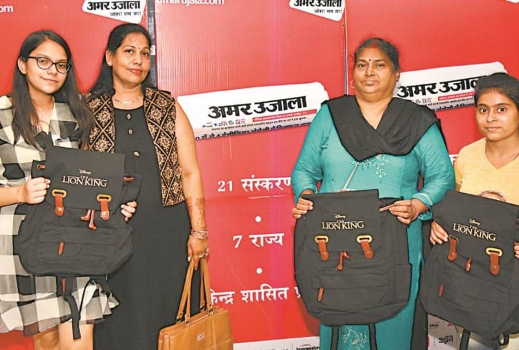 ‘अमर उजाला’ और ‘द लॉयन किंग’ की स्टैंडी के साथ सेल्फी लेने वाले पाठकों