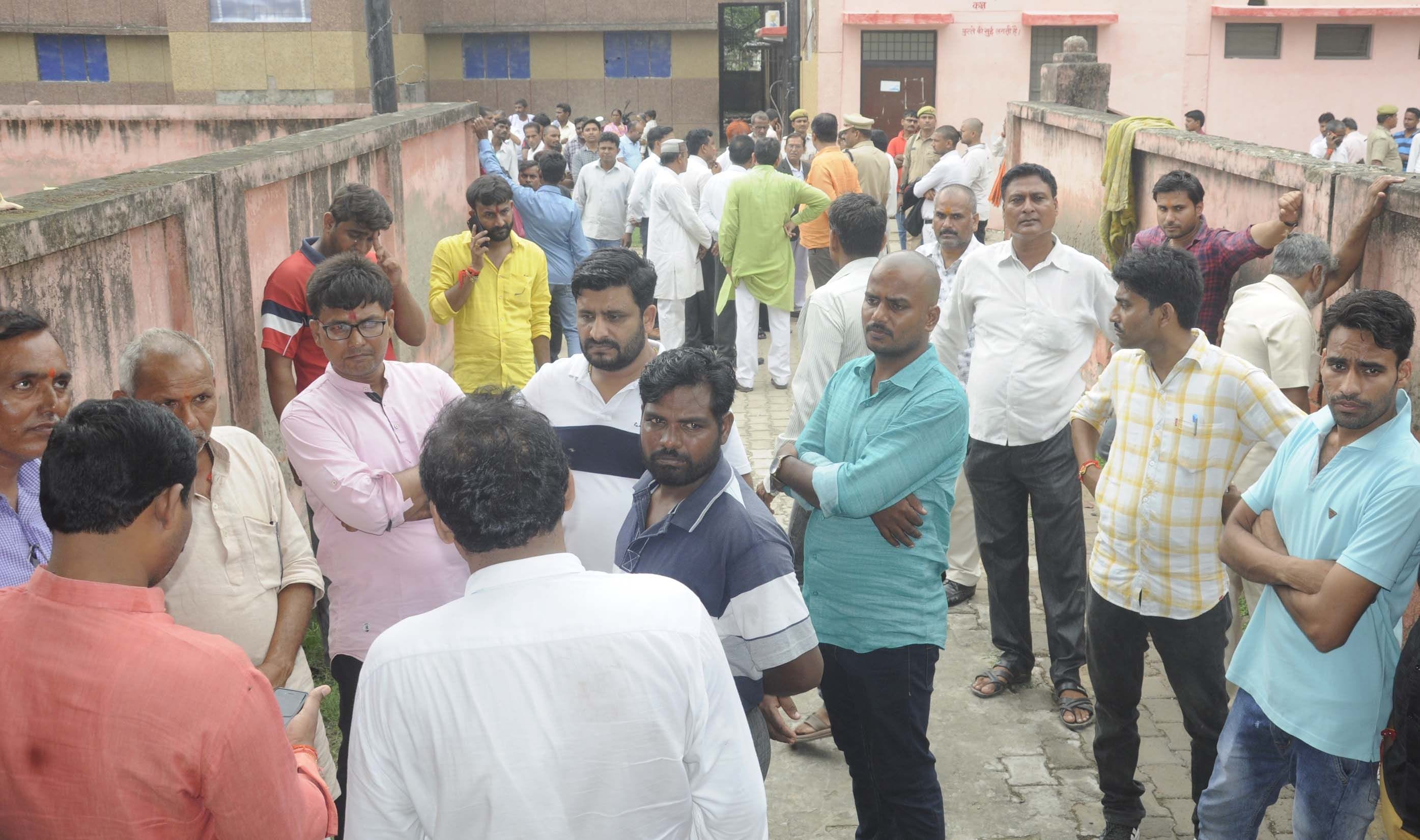 सड़क हादसे में अधिवक्ता की मौत के बाद जिला अस्पताल मोर्चरी में जुटी भीड़।