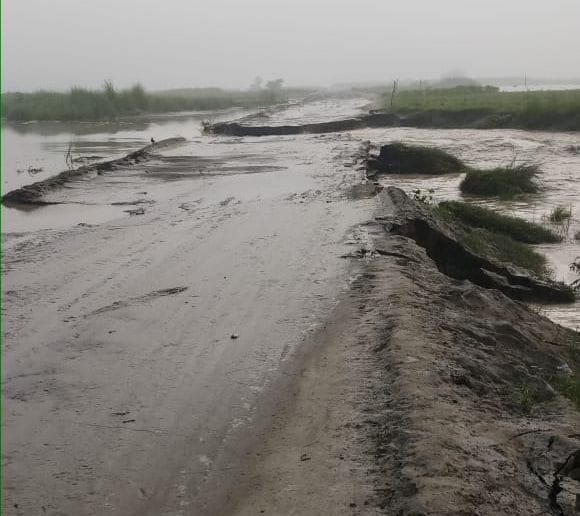 असदपुर गांव में पानी के तेज बहाव के कारण टूटा रास्ता असदपुर गांव में पानी के तेज बहाव के कारण टूटा रास्ता