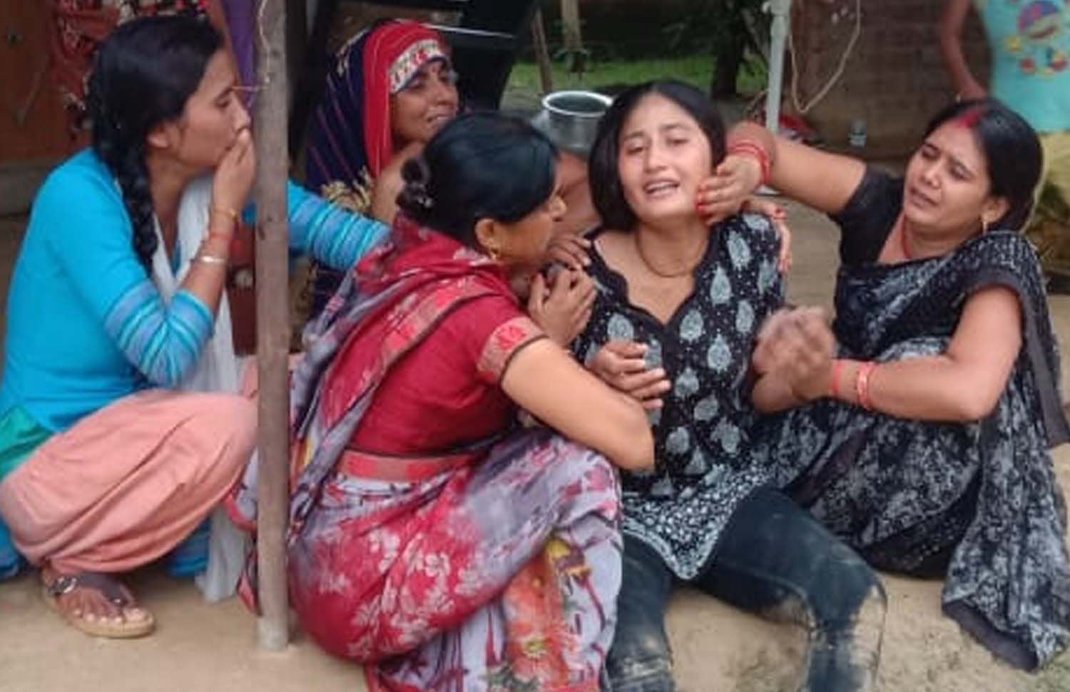 रानीगंज क्षेत्र में सड़क हादसे में मृत अधिवक्ता दिनेश पांडेय के बिलखते परिजन।