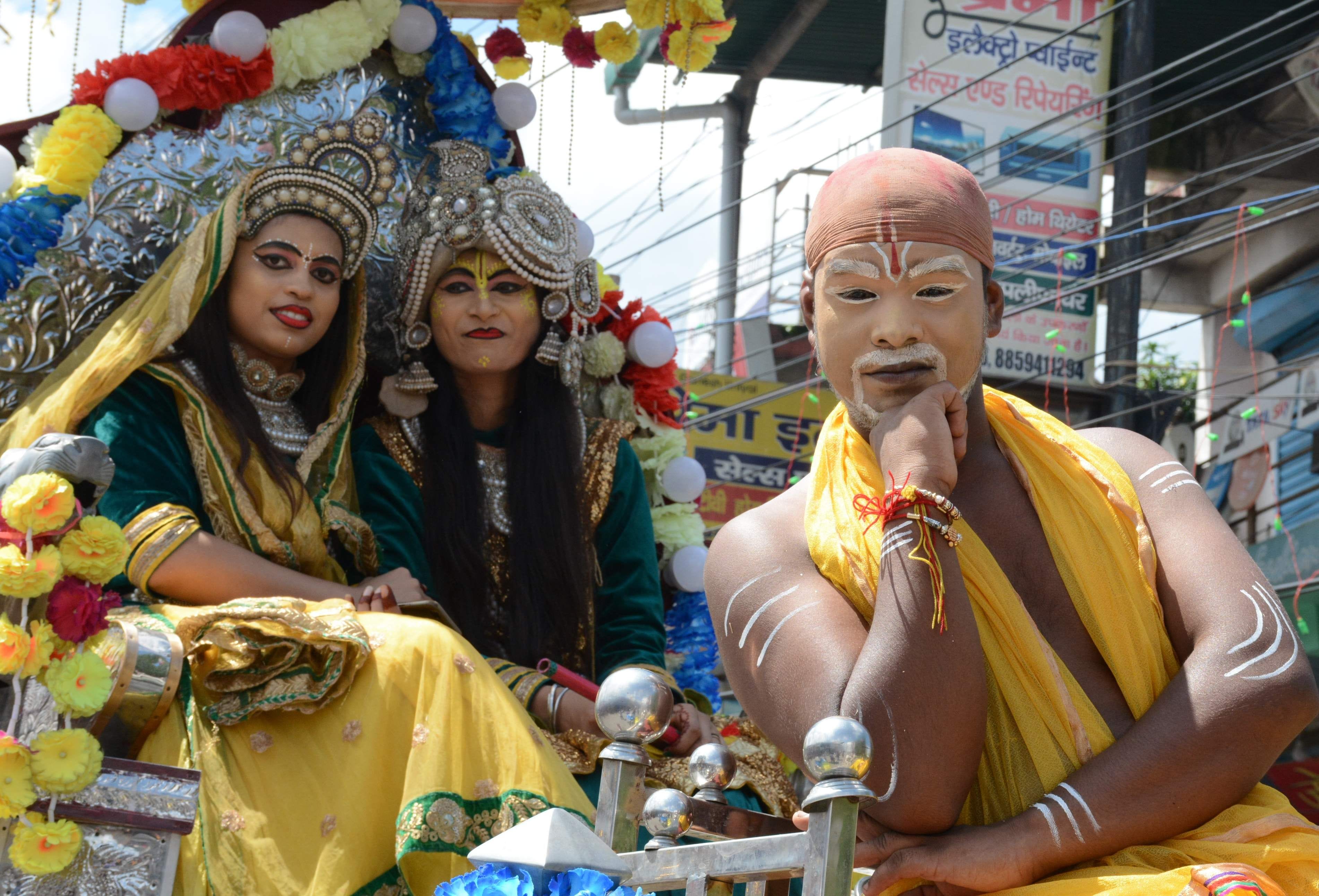 धर्मपुर चौक स्थित प्राचीन शिव मंदिर के वार्षिकोत्सव के अवसर पर निकाली गई कलश यात्रा में शामिल झा?
