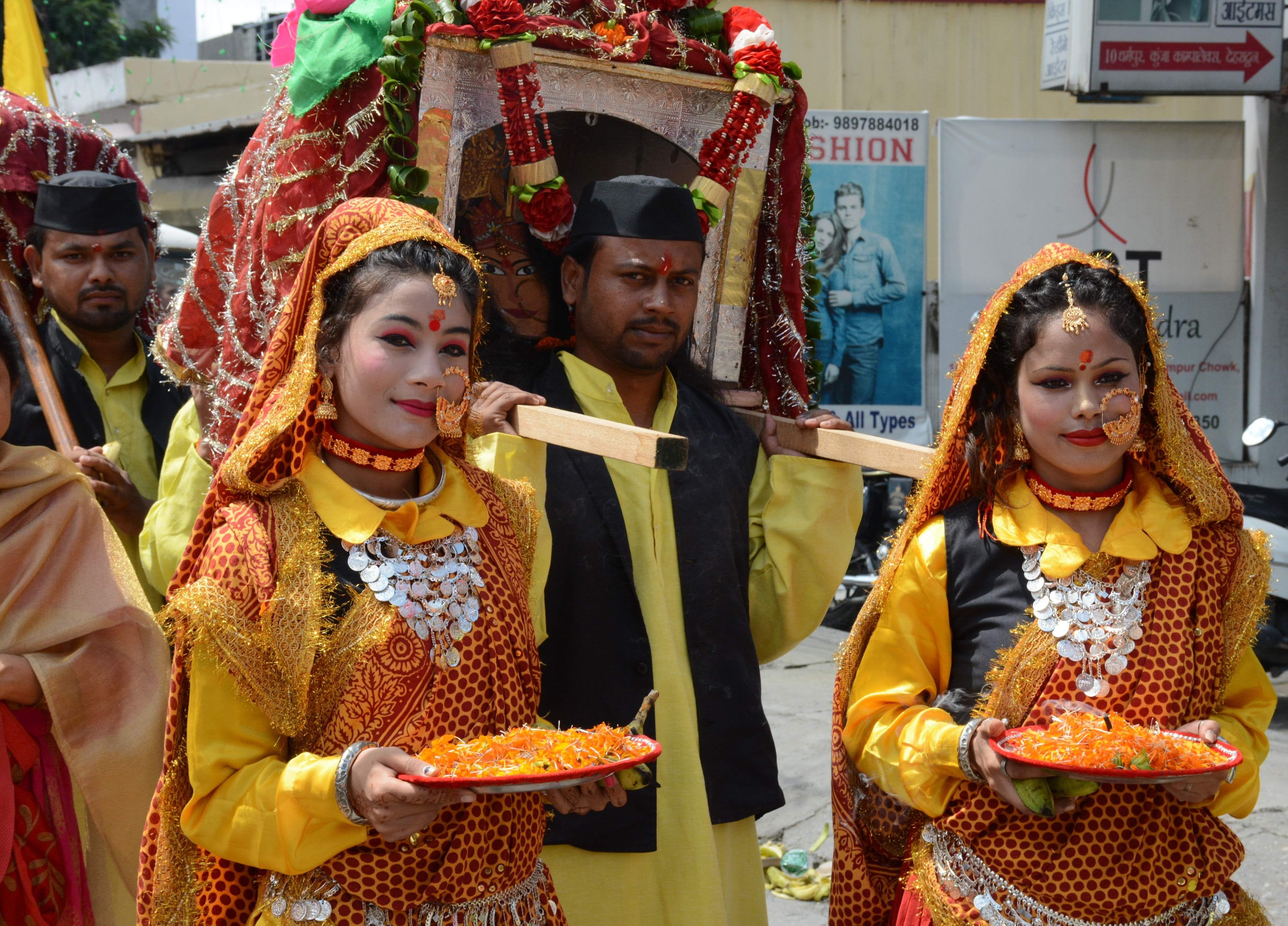 धर्मपुर चौक स्थित प्राचीन शिव मंदिर के वार्षिकोत्सव के अवसर पर निकाली गई कलश यात्रा में शामिल झा?