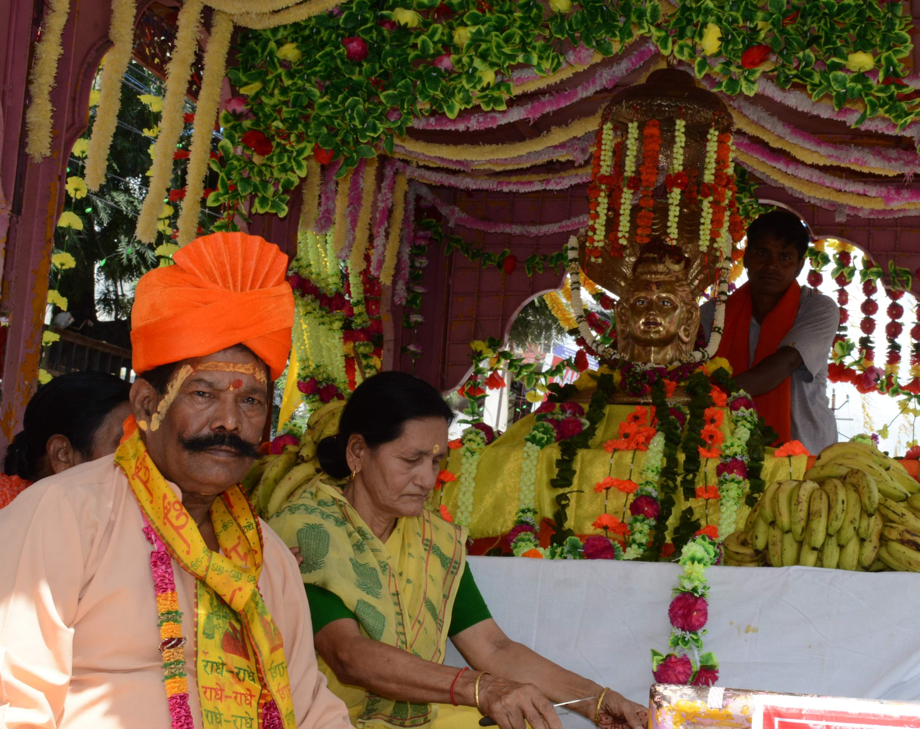 धर्मपुर चौक स्थित प्राचीन शिव मंदिर के वार्षिकोत्सव के अवसर पर निकाली गई कलश यात्रा में भोलेनाथ  