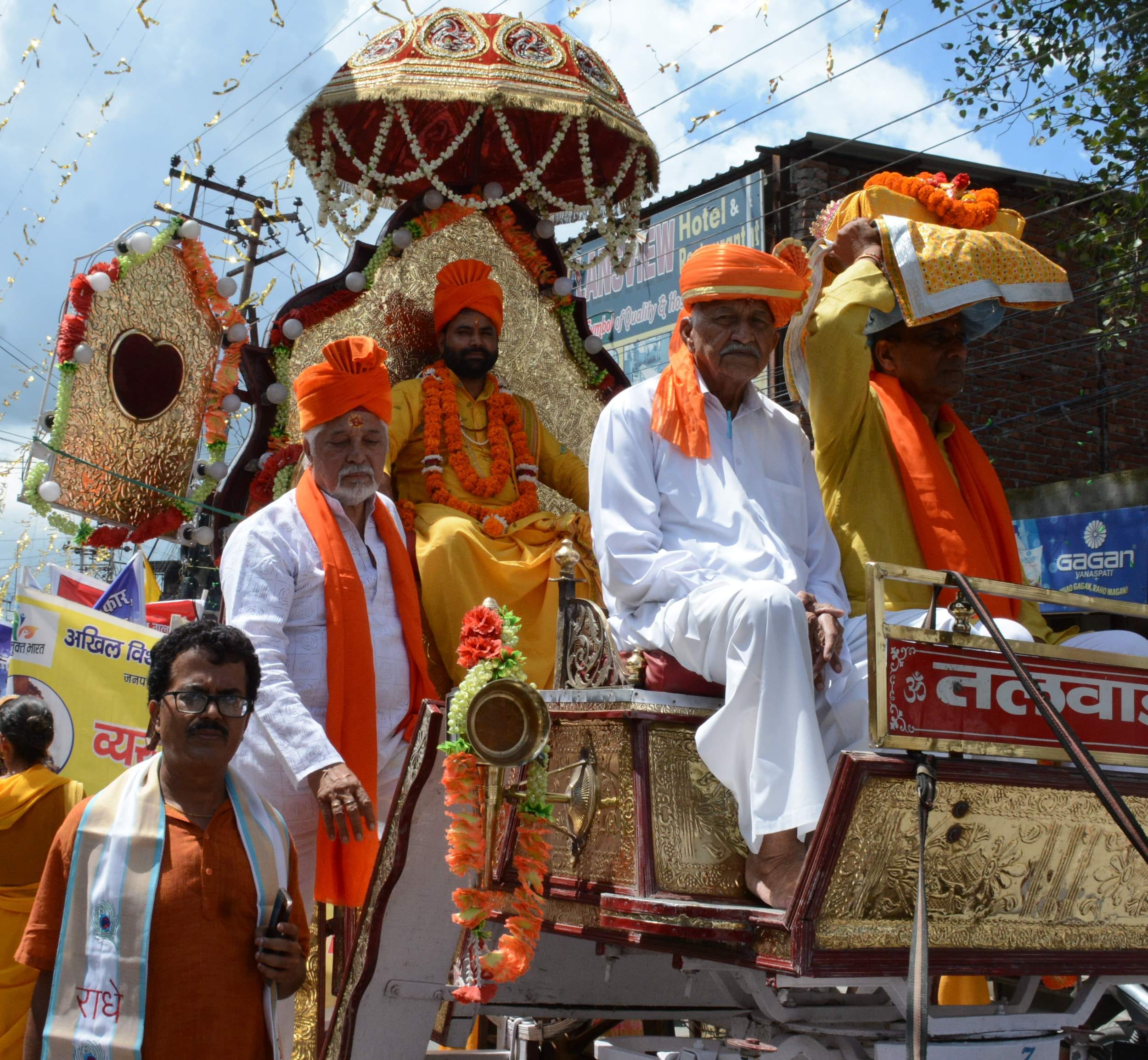 धर्मपुर चौक स्थित प्राचीन शिव मंदिर के वार्षिकोत्सव के अवसर पर निकाली गई कलश यात्रा में शामिल झा?