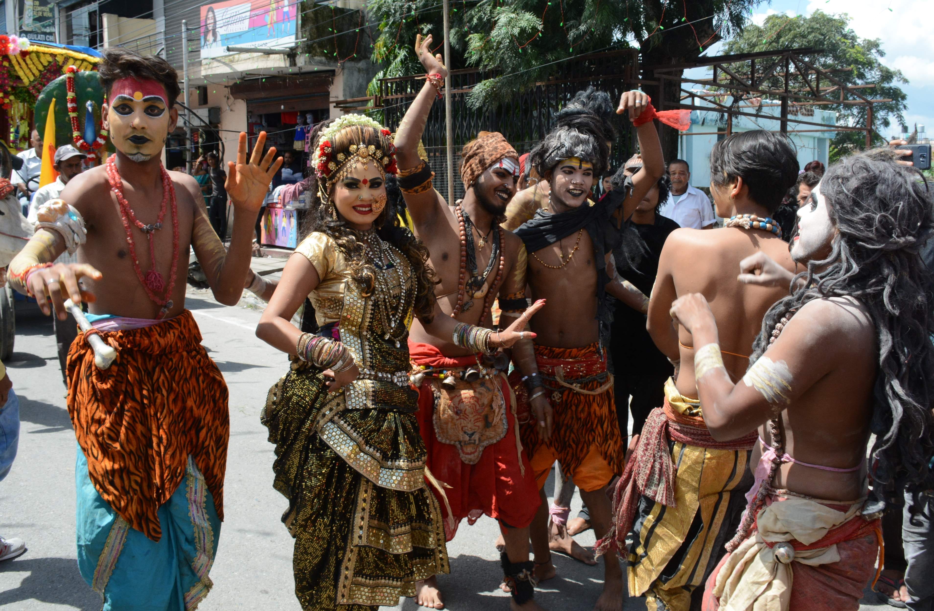 धर्मपुर चौक स्थित प्राचीन शिव मंदिर के वार्षिकोत्सव के अवसर पर निकाली गई कलश यात्रा में शामिल झा?
