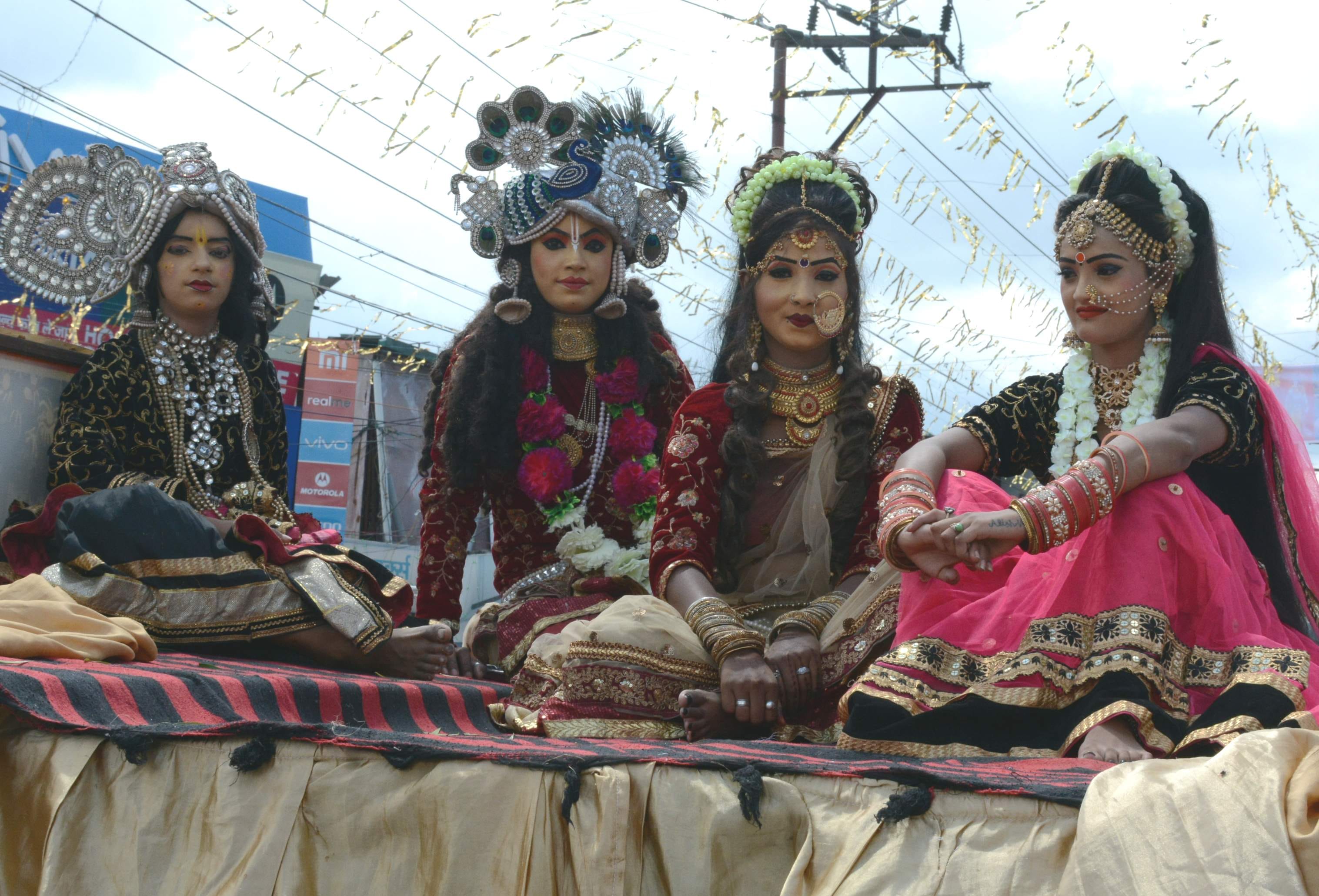 धर्मपुर चौक स्थित प्राचीन शिव मंदिर के वार्षिकोत्सव के अवसर पर निकाली गई कलश यात्रा में शामिल झा?