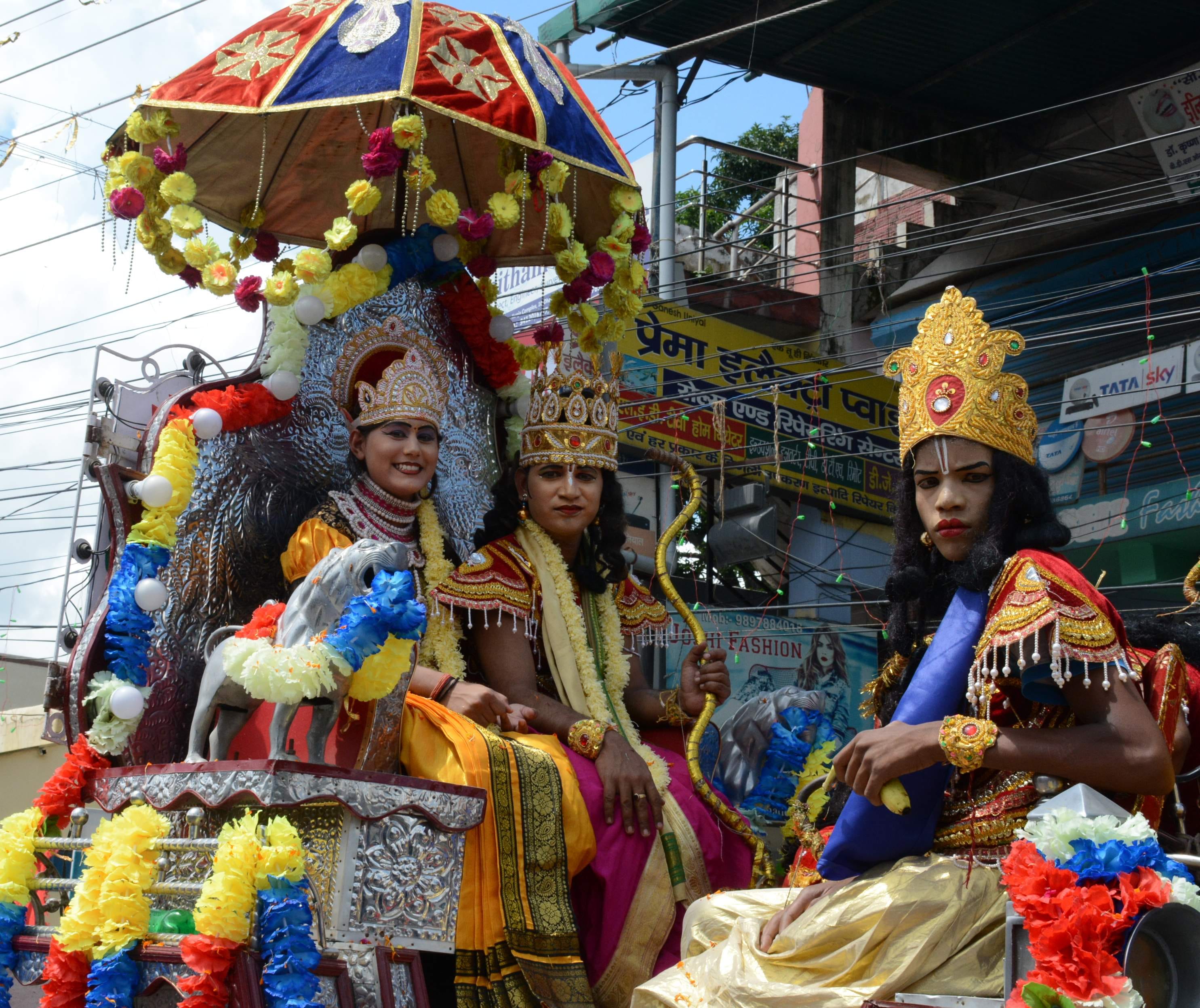 धर्मपुर चौक स्थित प्राचीन शिव मंदिर के वार्षिकोत्सव के अवसर पर निकाली गई कलश यात्रा में शामिल झा?