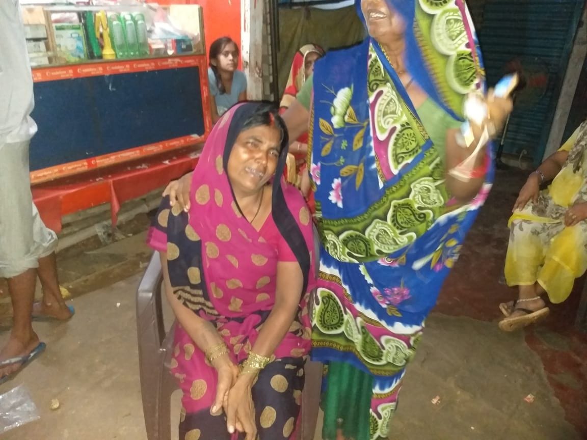 संग्रामगढ़ में ट्रक की चपेट में आने से बाइक सवार युवक की मौत पर बिलखती मां। संग्रामगढ़ में ट्रक की चपेट में आने से बाइक सवार युवक की मौत पर बिलखती मां।