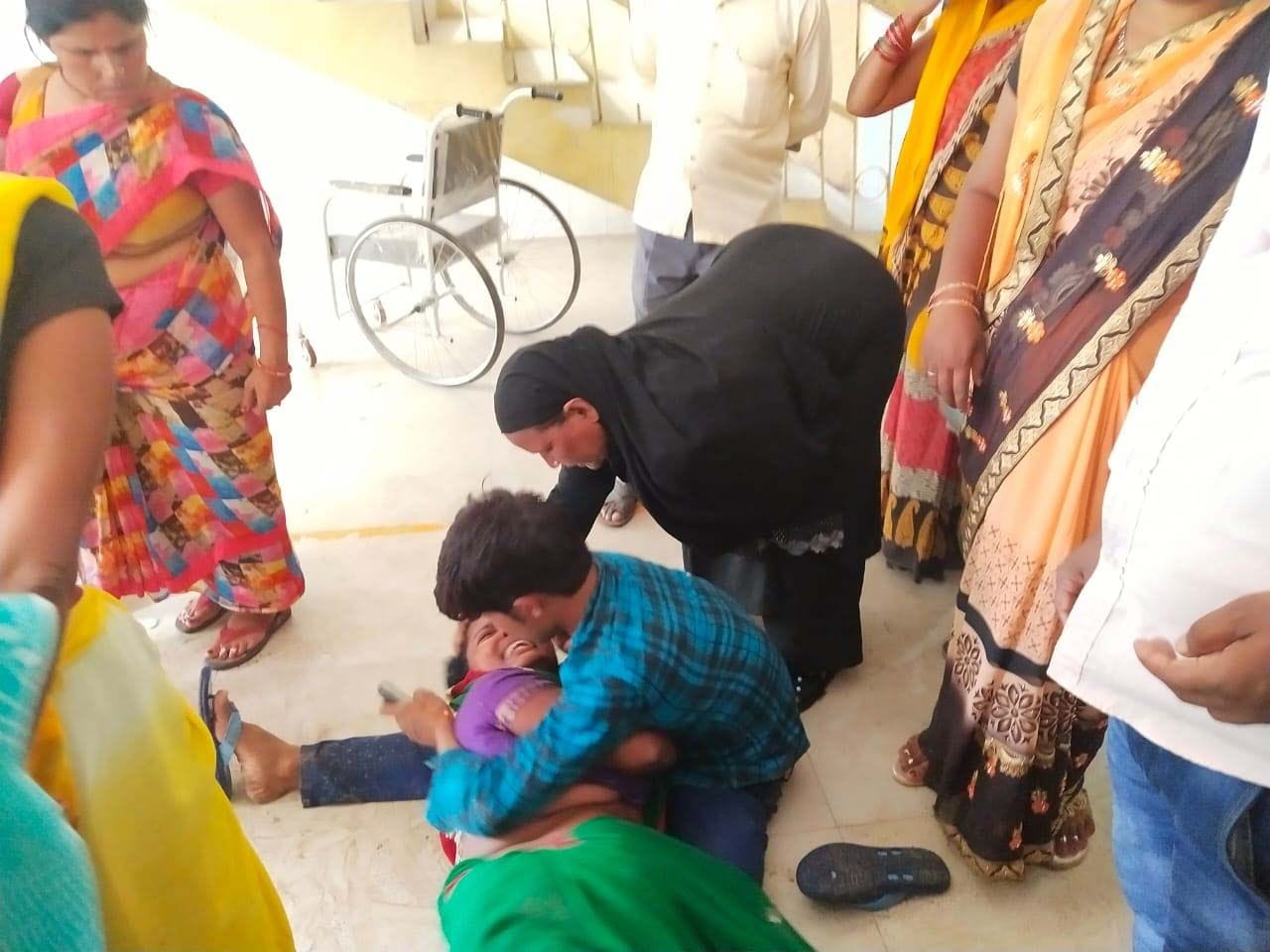 कुंडा सीएचसी में बिलखते मृतक पवन पटेल के परिजन। कुंडा सीएचसी में बिलखते मृतक पवन पटेल के परिजन।