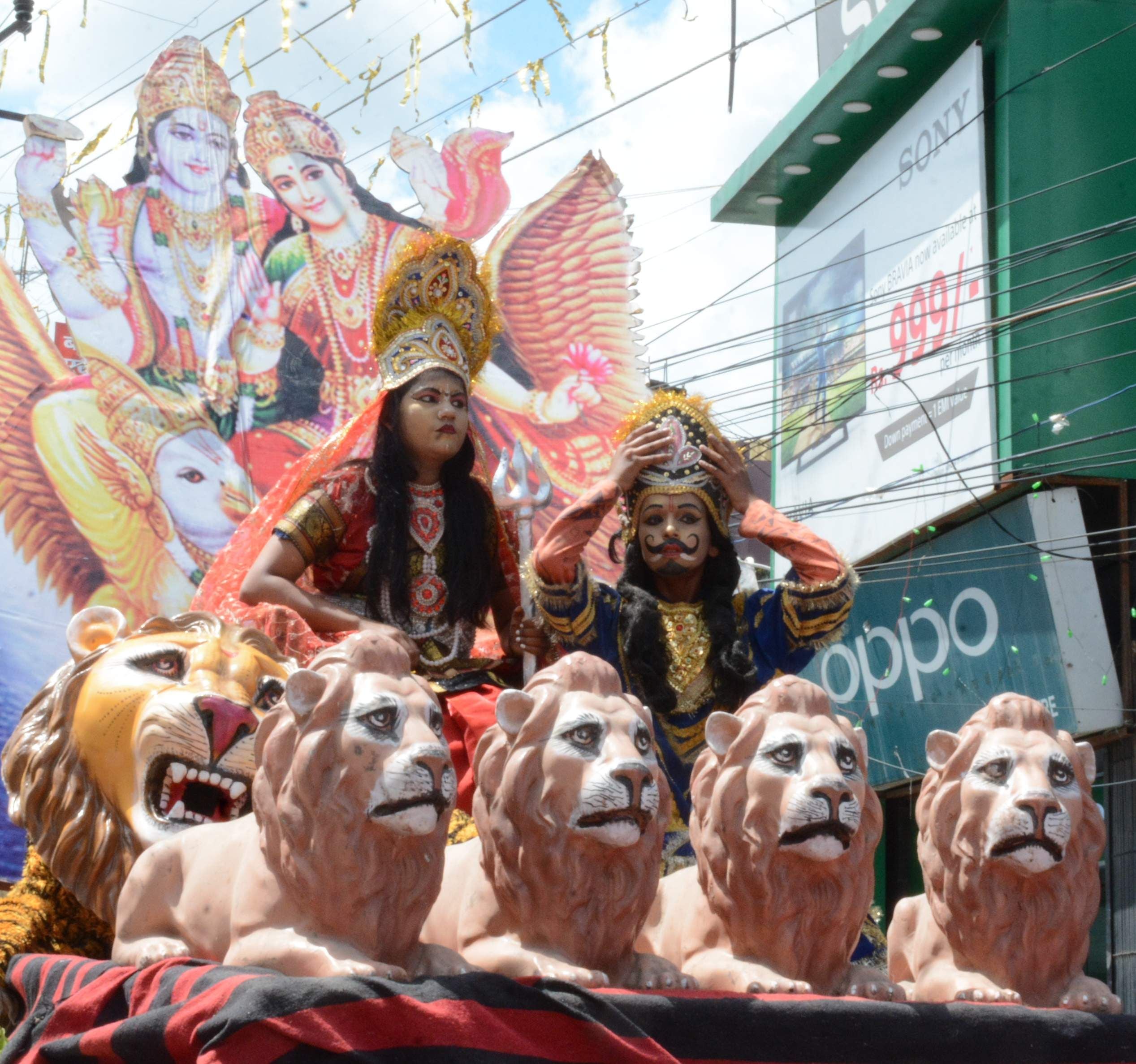 प्राचीन शिव मंदिर के वार्षिकोत्सव पर निकाली गई शोभायात्रा में शामिल झांकी। 