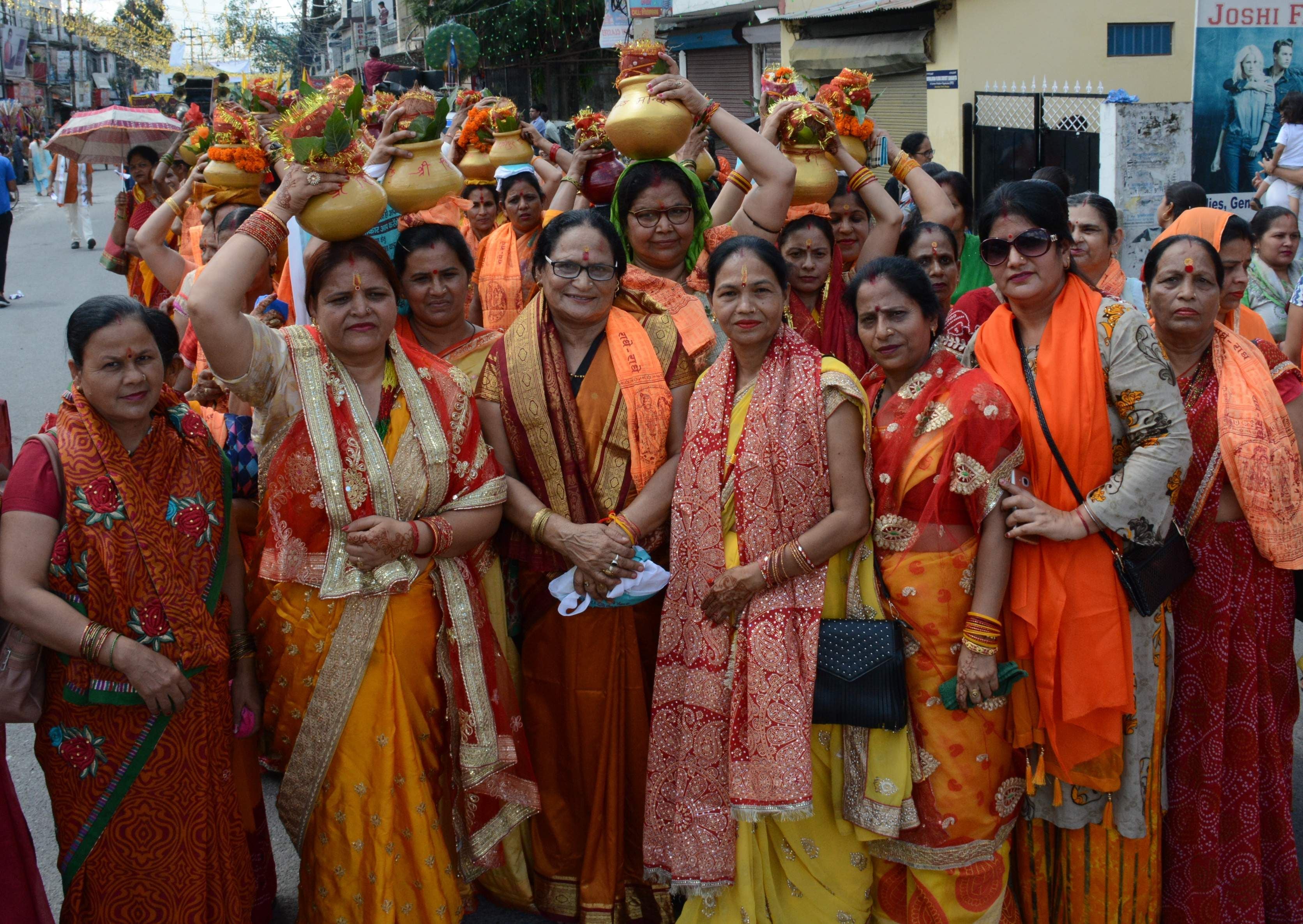 धर्मपुर चौक स्थित प्राचीन शिव मंदिर के वार्षिकोत्सव पर कलशयात्रा में शामिल महिलाएं। 