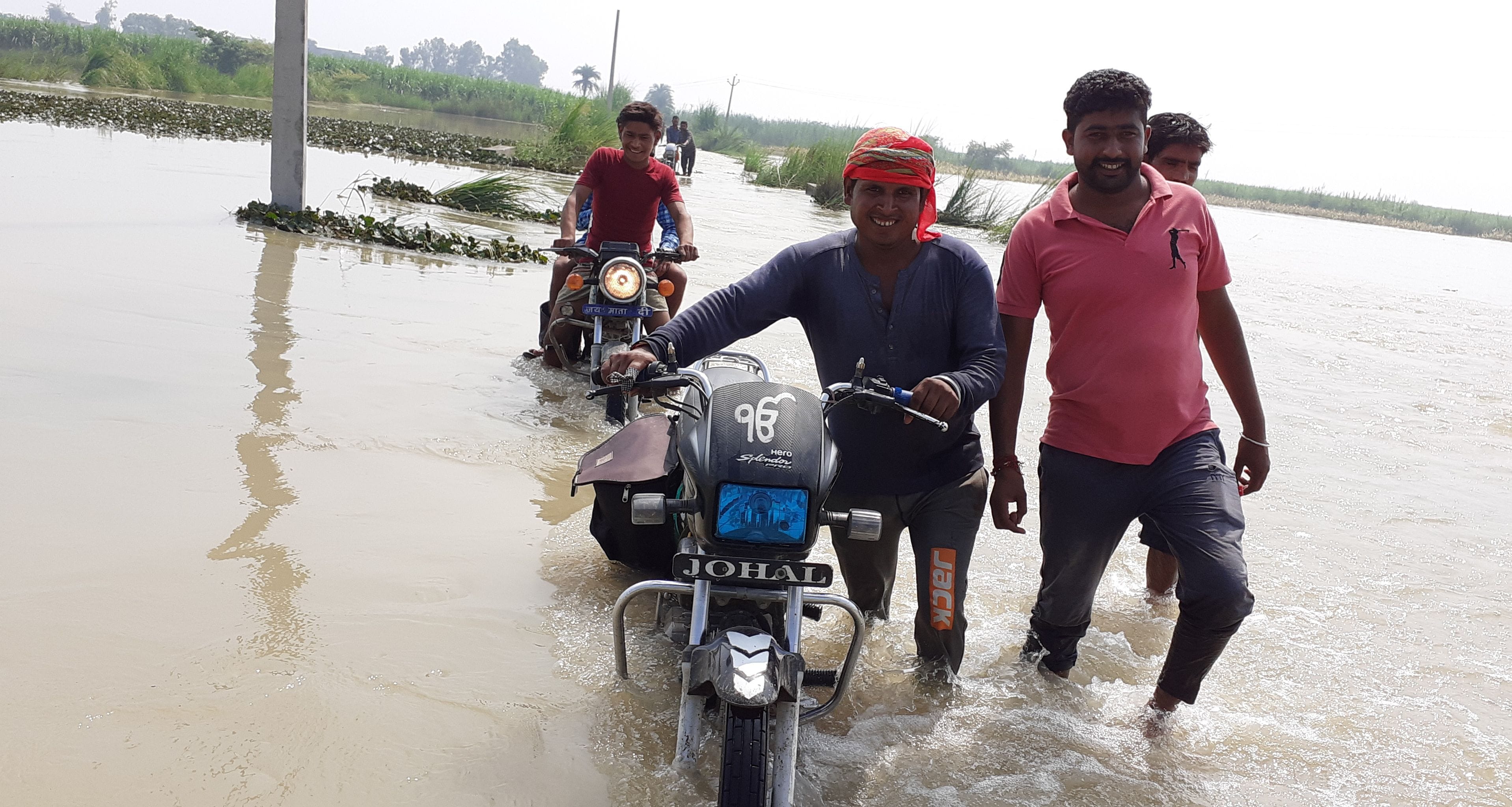 1डी - गांव के रास्ते में भरे पानी के बीच जान जोखिम में डाल गुजरते ग्रामीण। (हस्तिनापुर) 1डी - गांव के रास्ते में भरे पानी के बीच जान जोखिम में डाल गुजरते ग्रामीण। (हस्तिनापुर)