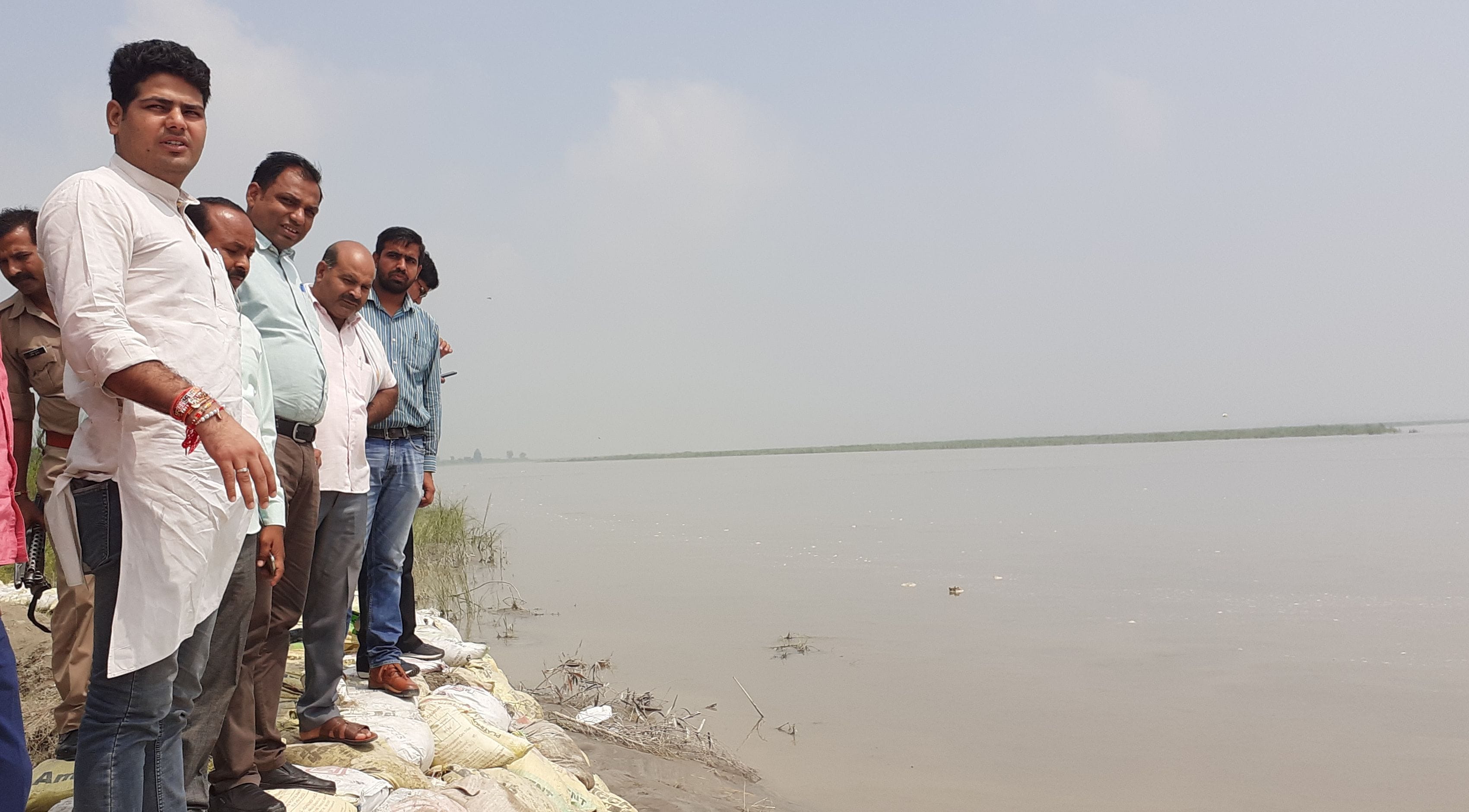1एच - जिला पंचायत अध्यक्ष तहसील अधिकारियों के साथ तटबंध पर पहुंच स्थिति का जायजा लेते हुए। (हस्तिन? 1एच - जिला पंचायत अध्यक्ष तहसील अधिकारियों के साथ तटबंध पर पहुंच स्थिति का जायजा लेते हुए। (हस्तिन?