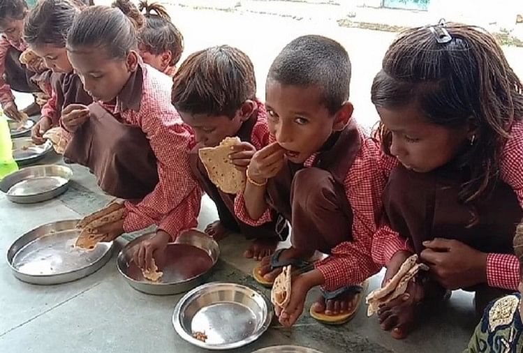 मिर्जापुरः डीएम की अजीब सफाई, प्रिंट के पत्रकार ने वीडियो क्यों बनाया नमक से रोटी खा रहे स्कूल के बच्चे