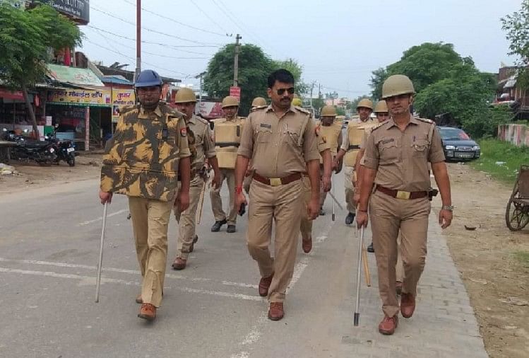 दिल्ली में भीम आर्मी के प्रदर्शन और चंद्रशेखर की गिरफ्तारी के बाद देवबंद में अलर्ट, पुलिसफोर्स तैनात फ्लैग मार्च करती पुलिस