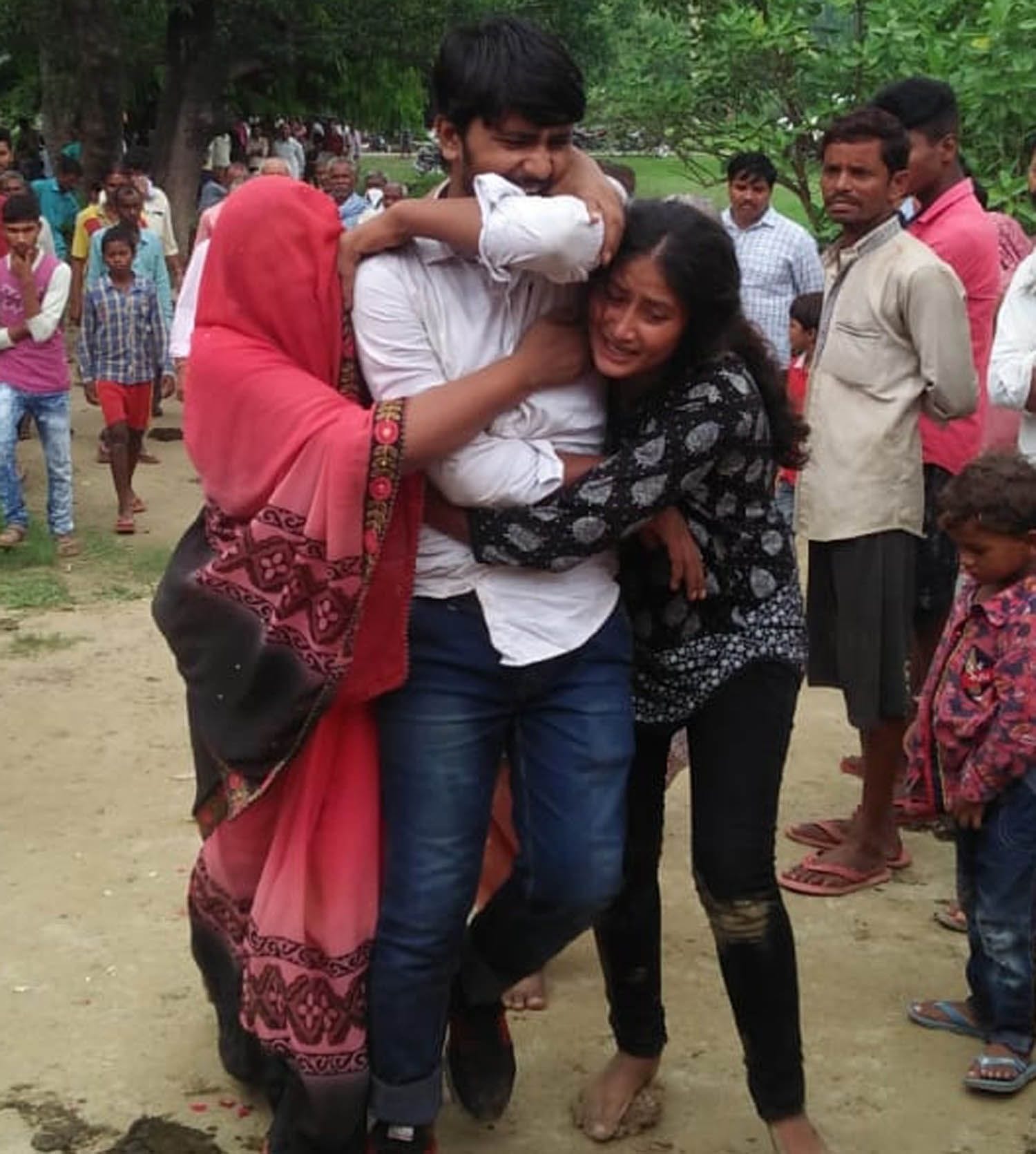 फतनपुर थाने के अमरई गांव में अधिवक्ता का शव पहुंचने पर बिलखते बेटा बेटी व पत्नी। फतनपुर थाने के अमरई गांव में अधिवक्ता का शव पहुंचने पर बिलखते बेटा बेटी व पत्नी।