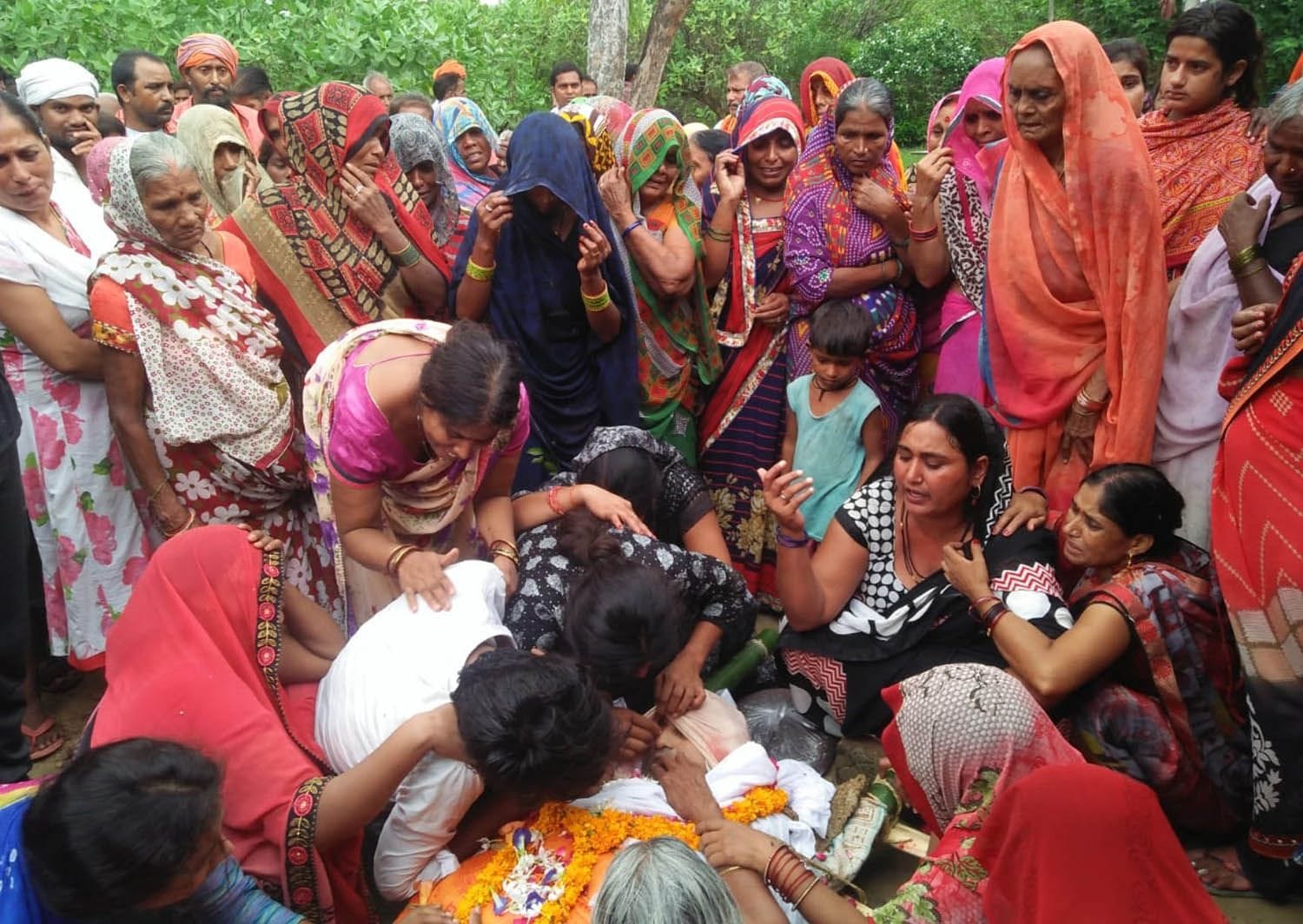 फतनपुर थाने के अमरई गांव में अधिवक्ता का शव पहुंचने पर बिलखते परिजन। फतनपुर थाने के अमरई गांव में अधिवक्ता का शव पहुंचने पर बिलखते परिजन।