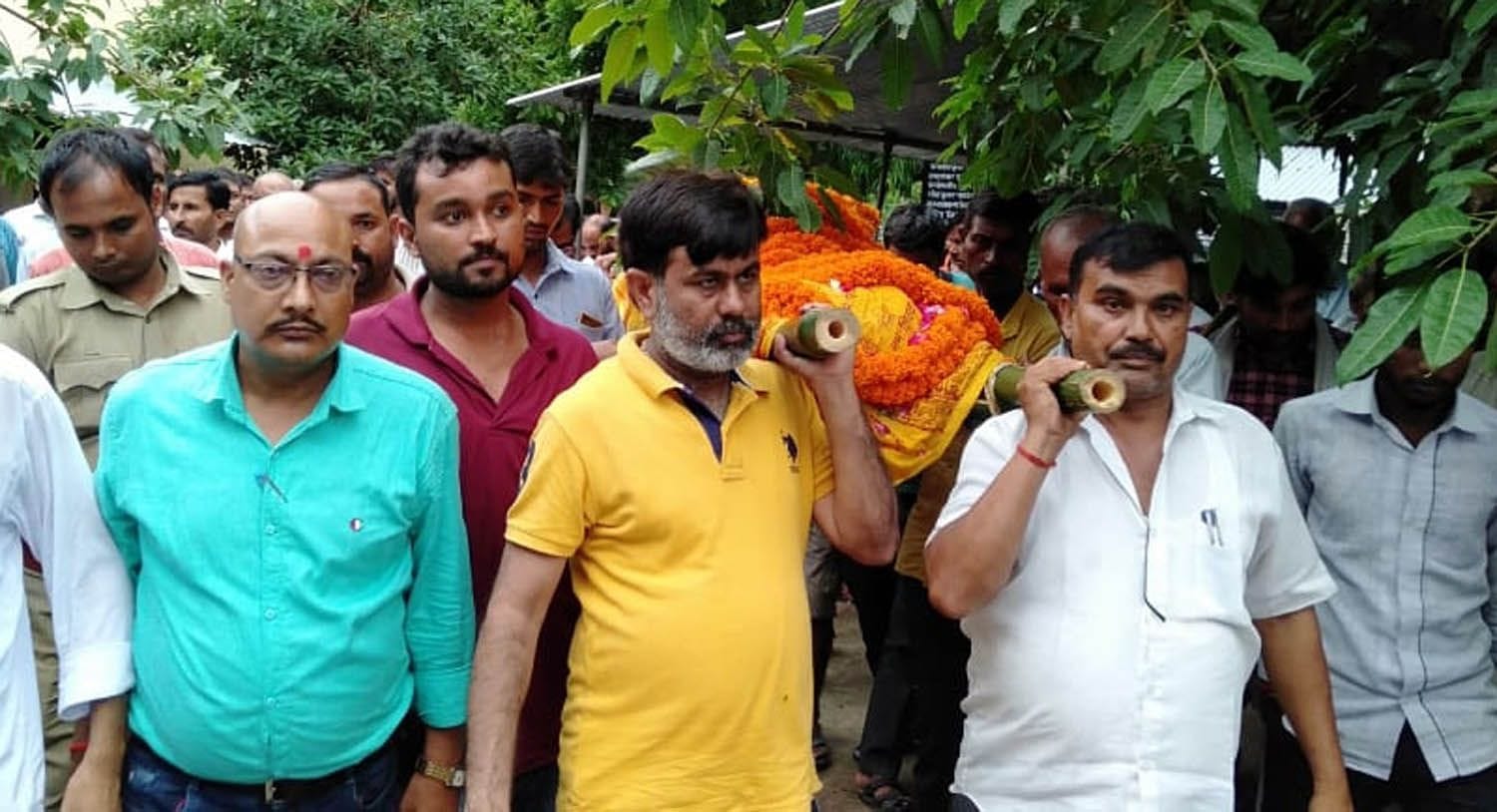 फतनपुर थाने के अमरई में मृत अधिवक्ता दिनेश पांडेय को कंधा देते विधायक धीरज ओझा। फतनपुर थाने के अमरई में मृत अधिवक्ता दिनेश पांडेय को कंधा देते विधायक धीरज ओझा।