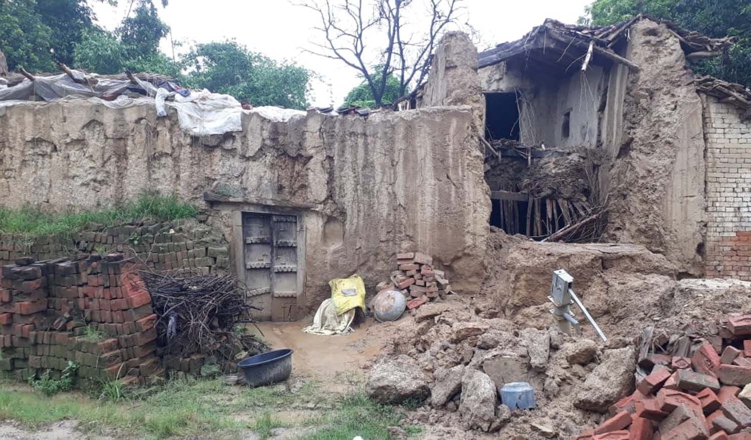 जेठवारा थाना क्षेत्र के रामनगर में बारिश के दौरान गिरा कच्चा मकान। जेठवारा थाना क्षेत्र के रामनगर में बारिश के दौरान गिरा कच्चा मकान।