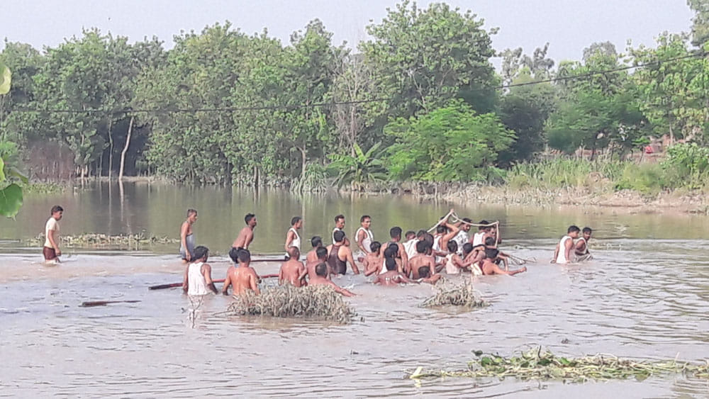 किशोर को तलाश कर बाहर लाते ग्रामीण
