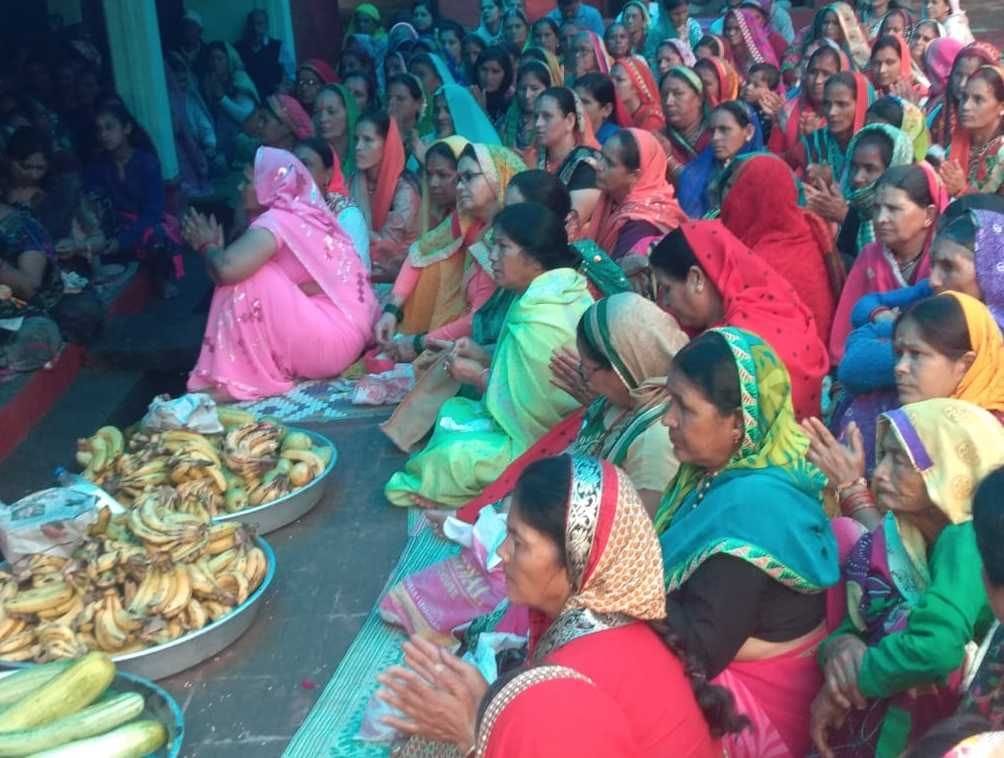 लोहाघाट के शिवालय में चल रही श्रीमद भागवत कथा का श्रवण करते श्रद्धालु। लोहाघाट के शिवालय में चल रही श्रीमद भागवत कथा का श्रवण करते श्रद्धालु।