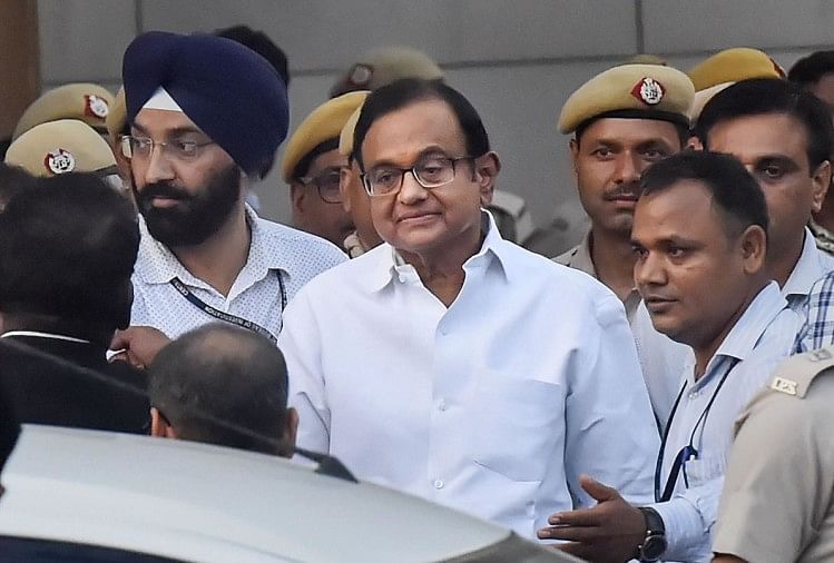 आईएनएक्स मीडिया मामला: चिदंबरम की याचिका पर सुप्रीम कोर्ट में सुनवाई आज बीते गुरुवार को पेशी के दौरान पी. चिदंबरम (फाइल फोटो)
