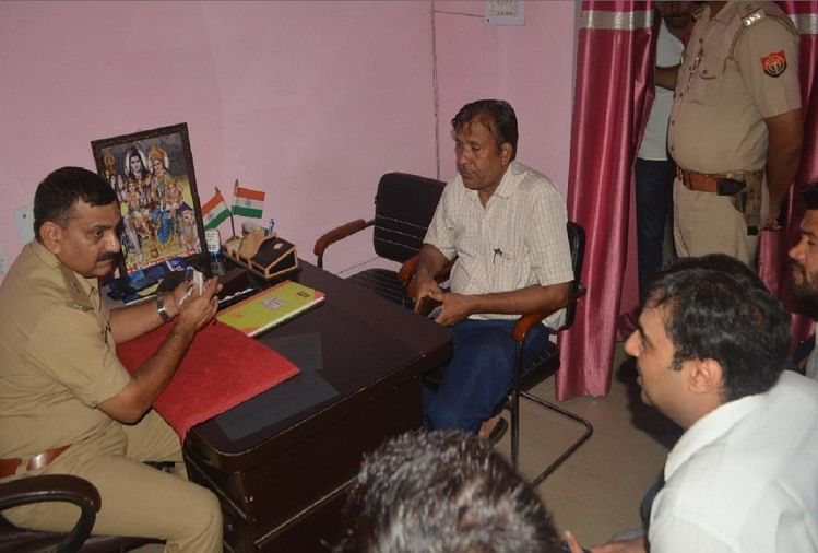 एसपी सिटी से शिकायत करते सीआरपीएफ के कमांडो